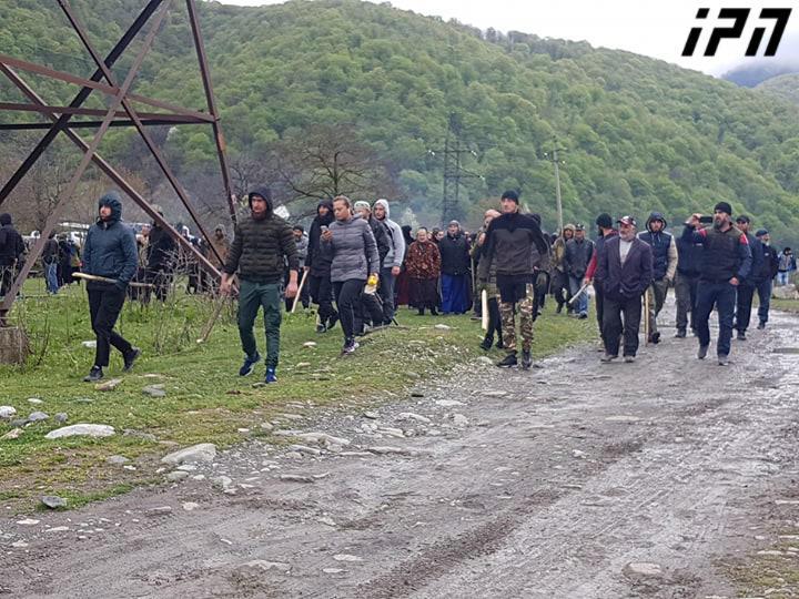 პანკისში ვითარება დაიძაბა - პოლიცია რეზინის ტყვიებს იყენებს, ადგილობრივებმა სამართალდამცავების მანქანა დააზიანეს